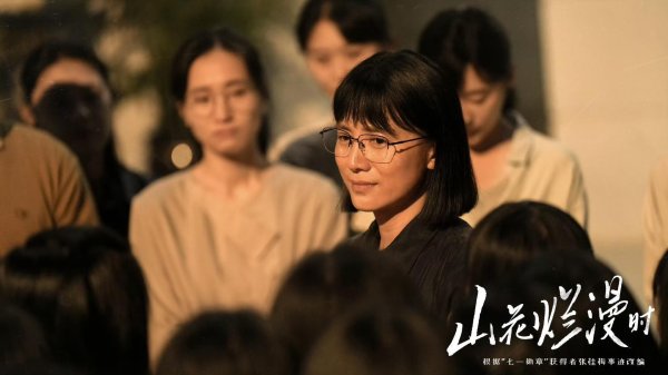 惠盈财富 13年后, 宋佳再夺“白玉兰奖”最佳女主角奖, 发言时忍不住哽咽: 我们站在这里不是因为年轻漂亮